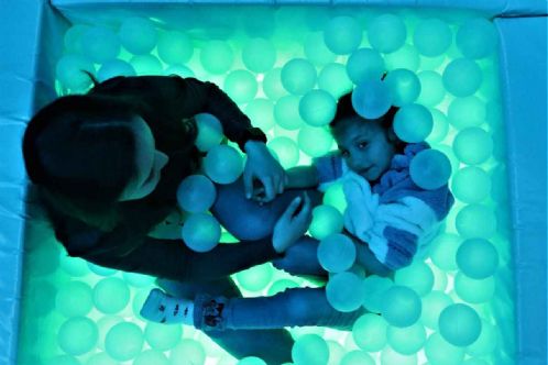 FAMILIEN FINDEN GL�CK IN DEN H�NDEN T�RKISCHER P�DAGOGEN